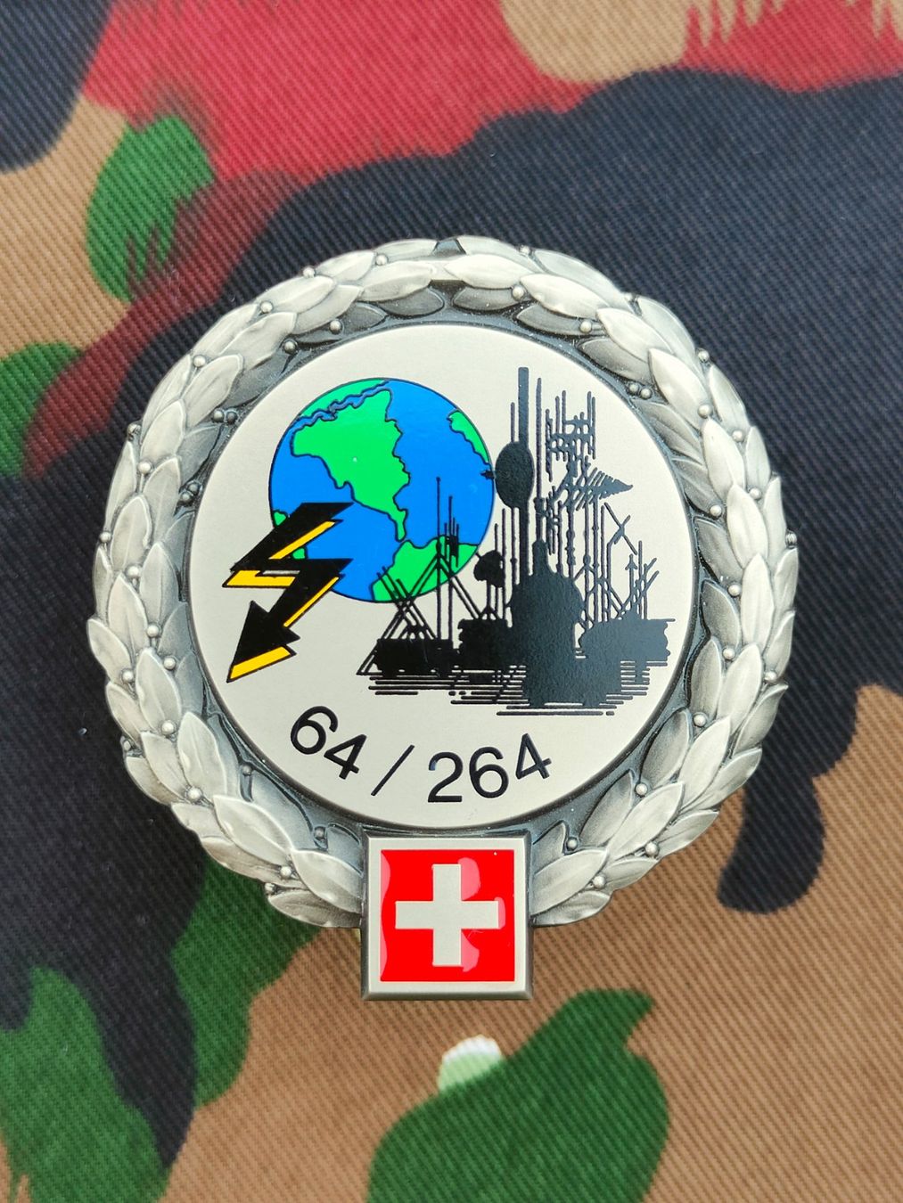 Schweizer Armee Placchette & Badge: Béretemblem Übermittlungsschule 64/264, neu – Nuovo (secondo la descrizione) da Bauma venduto da SwissMilitaria