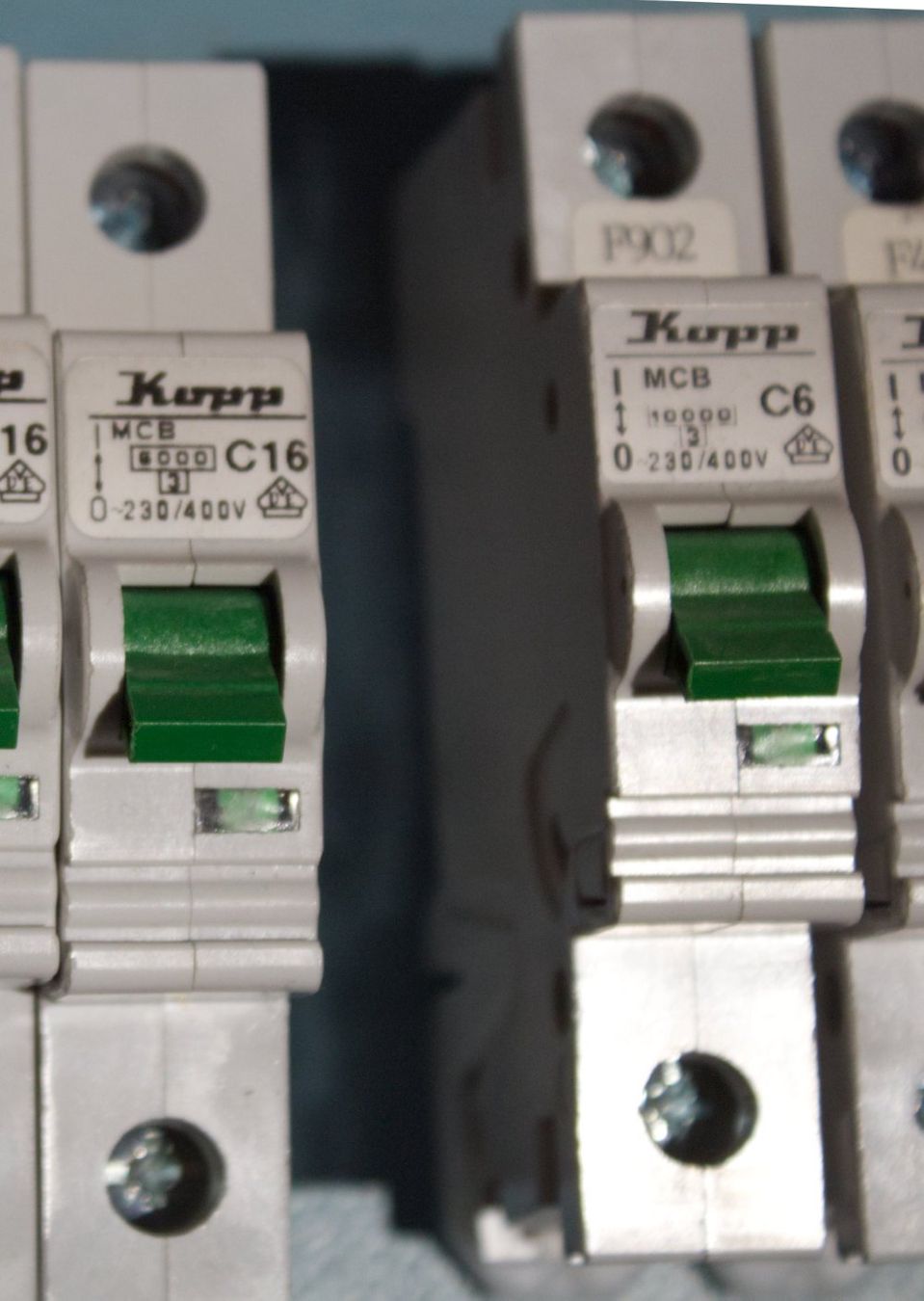 Componenti elettronici: Diverse Sicherungsautomaten, Nullleitertrenner, FI-Schalter – Usato da Zürich venduto da mac_l2k9 2