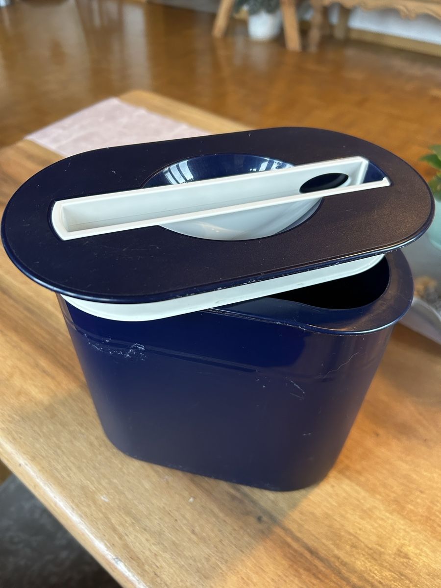 Tupperware Contenitori & Simili: Tupperware Eisbehälter blau – Usato da Merenschwand venduto da Jacqueline99