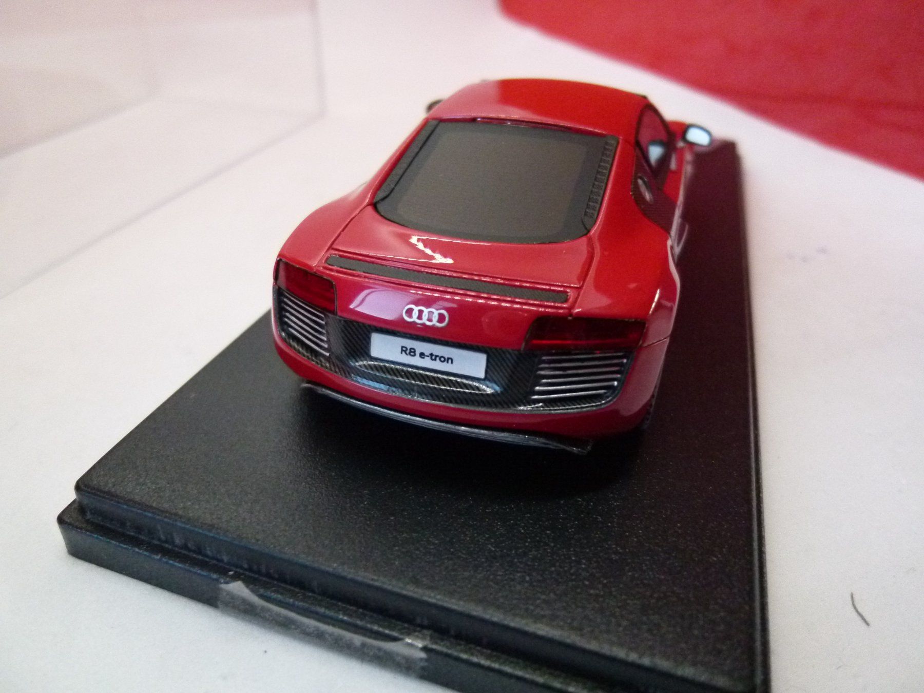 LookSmart Modellini d'auto: Audi R8  e-tron - rot -   in Box von   LOOKSMART – Usato da Reiden venduto da mondial2 3