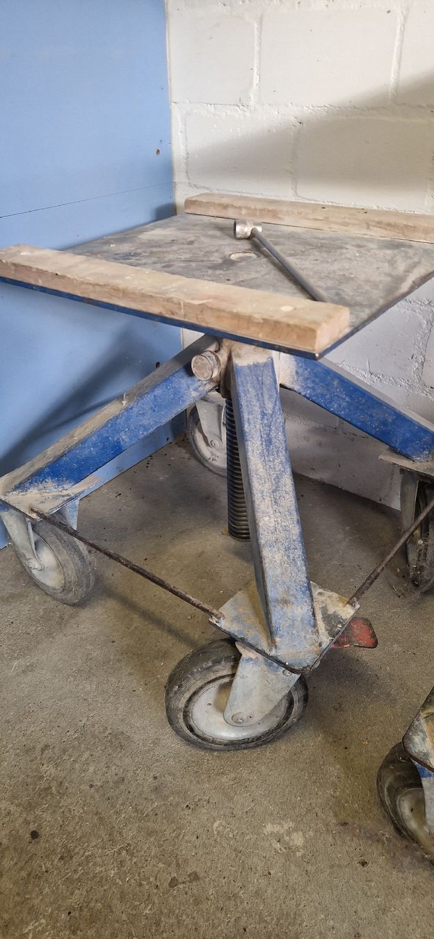 Werkbänke: Arbeitsbock höhenverstellbar, 2 Stück – Gebraucht aus Schalunen von  1