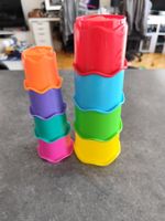 Tasses empilables multicolores pour enfant