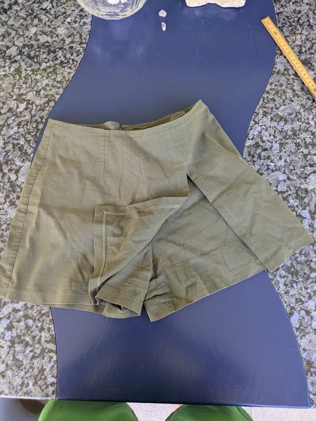 Pantaloni: Olivgrüner Minirock/Shorts – Usato da Adlikon venduto da Match62 1