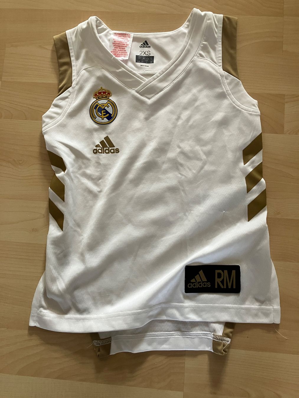 Real Madrid Scarpe, pantaloni & magliette da ginnastica: Real Madrid Sportshirt 116 – Usato da Niederglatt ZH venduto da boeca82