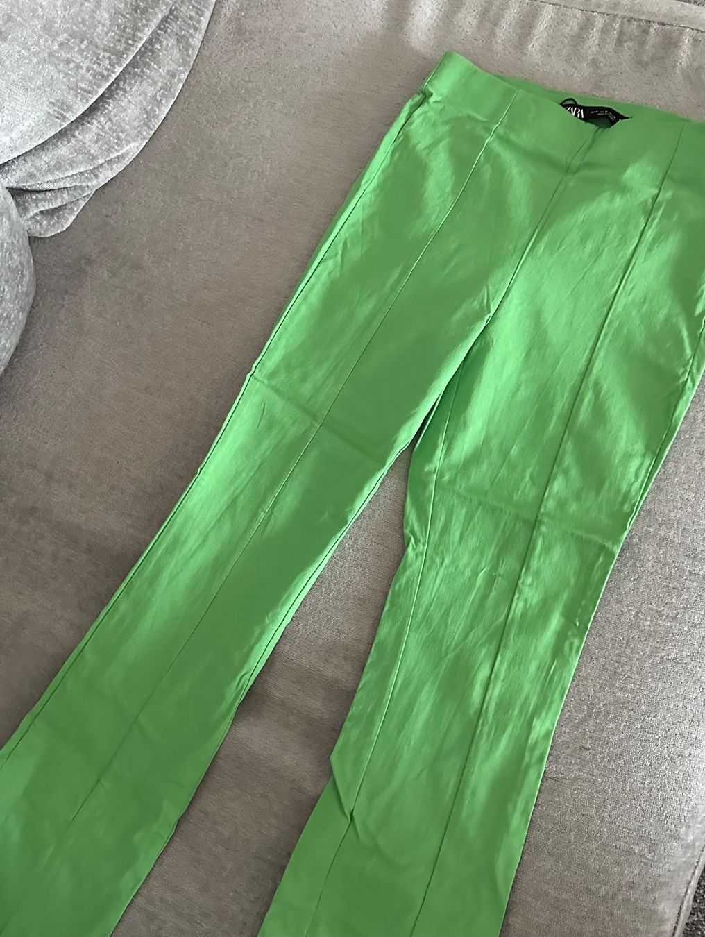 Zara Top: Grünes Off-Shoulder Top mit passender Leggings – Nuovo (secondo la descrizione) da Zürich venduto da kri_hy6t 2