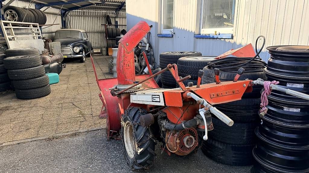 Alle Maschinen: Robuste Schneefräse mit Schneepflug – Gebraucht aus Bonaduz von A13_Automobile 1