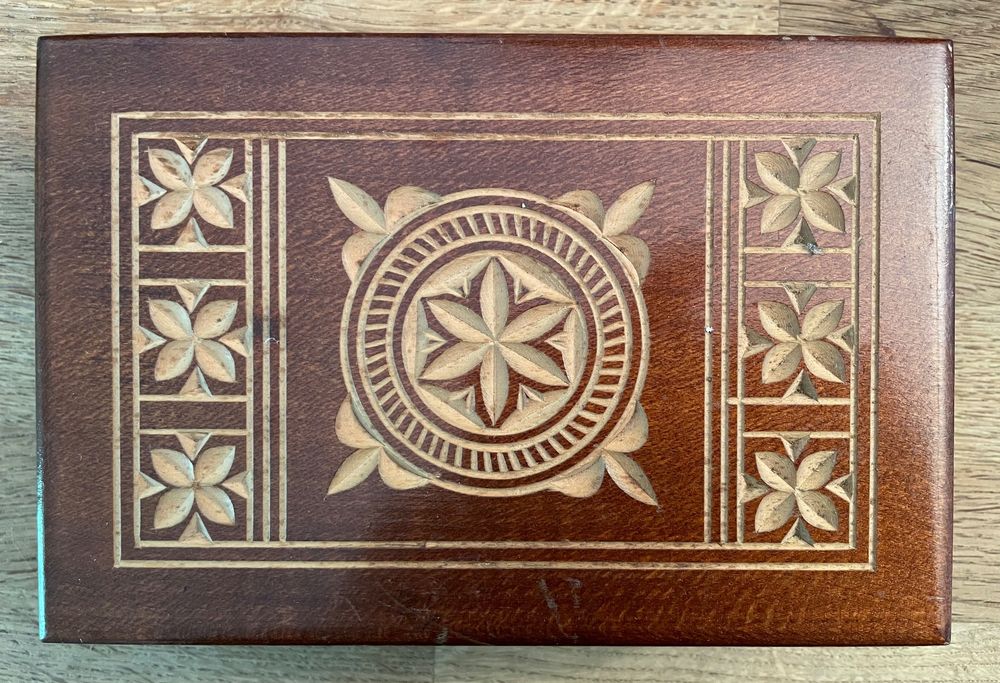 Boîte à Bijoux Ancienne En Bois Sculpté – Style Médiéval – Fleur De Lys – 20x13x11 Cm
