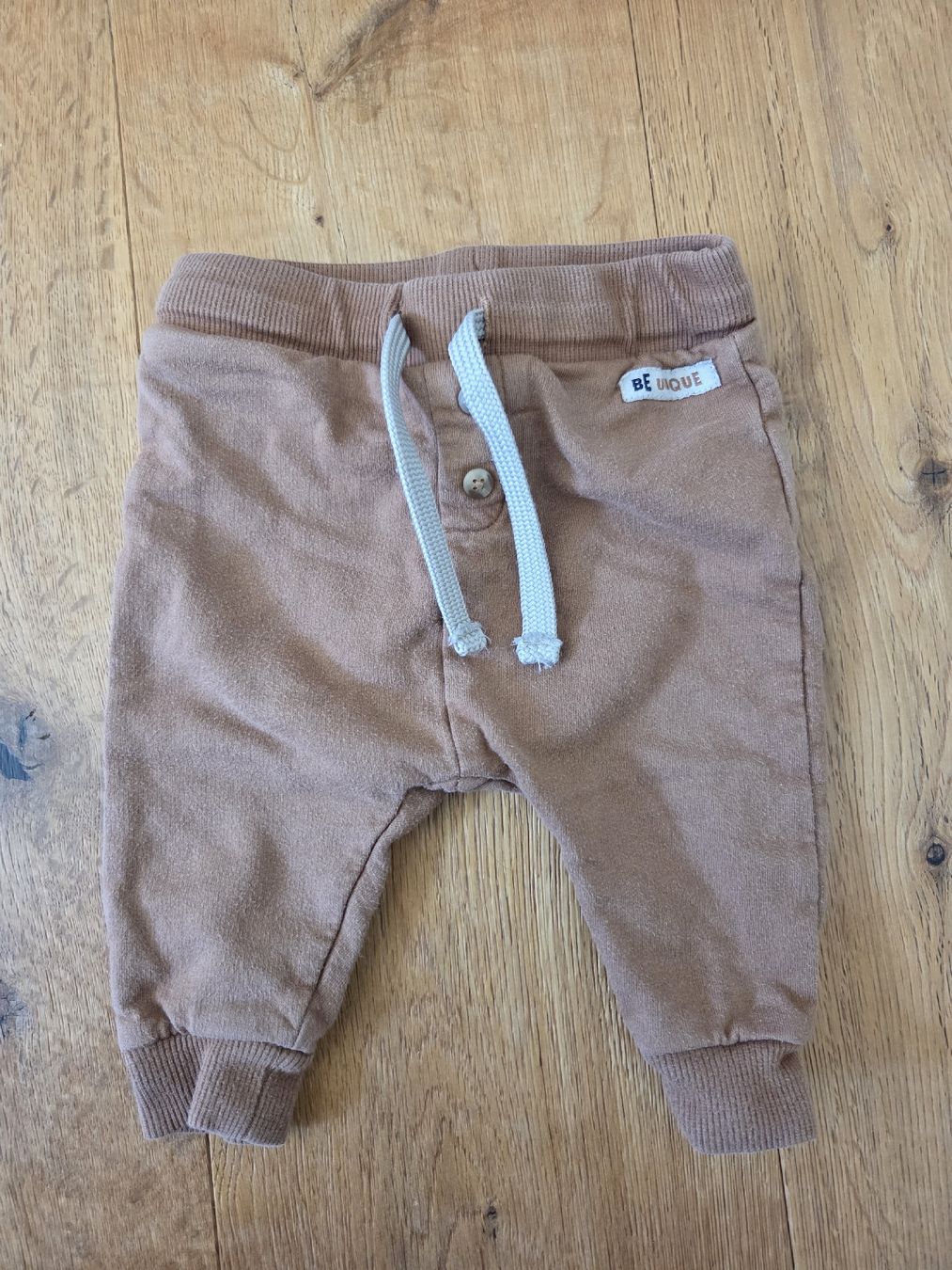 Pantaloni: Babyhose Gr. 68, braun, Jogginghose – Usato da Ottikon venduto da swiftchocolate