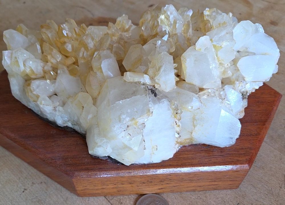 Feiner transparenter großer Quarzkristall in schwarzem