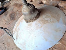 Antike Lampe mit Milchglas - zwei Lampenschirme