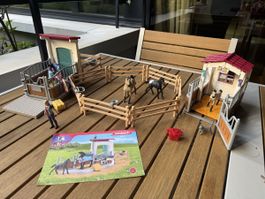 Schleich Reiterhof 42411 und 42368 mit Zubehör