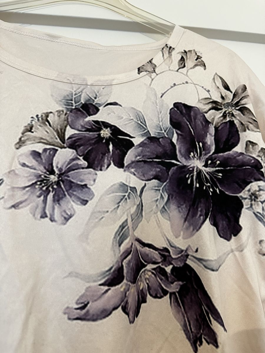 T-Shirts: Sommerliches T-Shirt mit Blumenmuster, Grösse M – Gebraucht aus Chur von auroraley 1