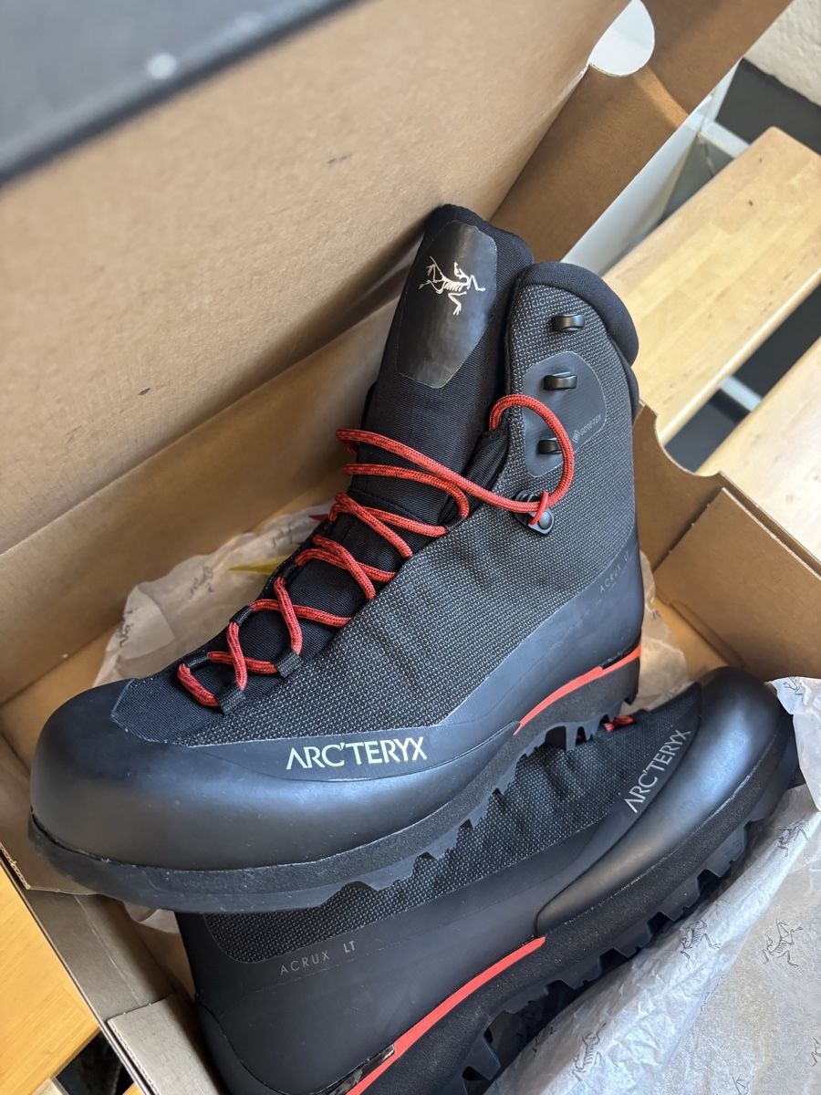 Arcteryx Scarpe da uomo: Neue Arc’teryx Bergschuhe 42.5 – Nuovo e nell'imballaggio originale da La Tour-de-Trême venduto da ValGruyere