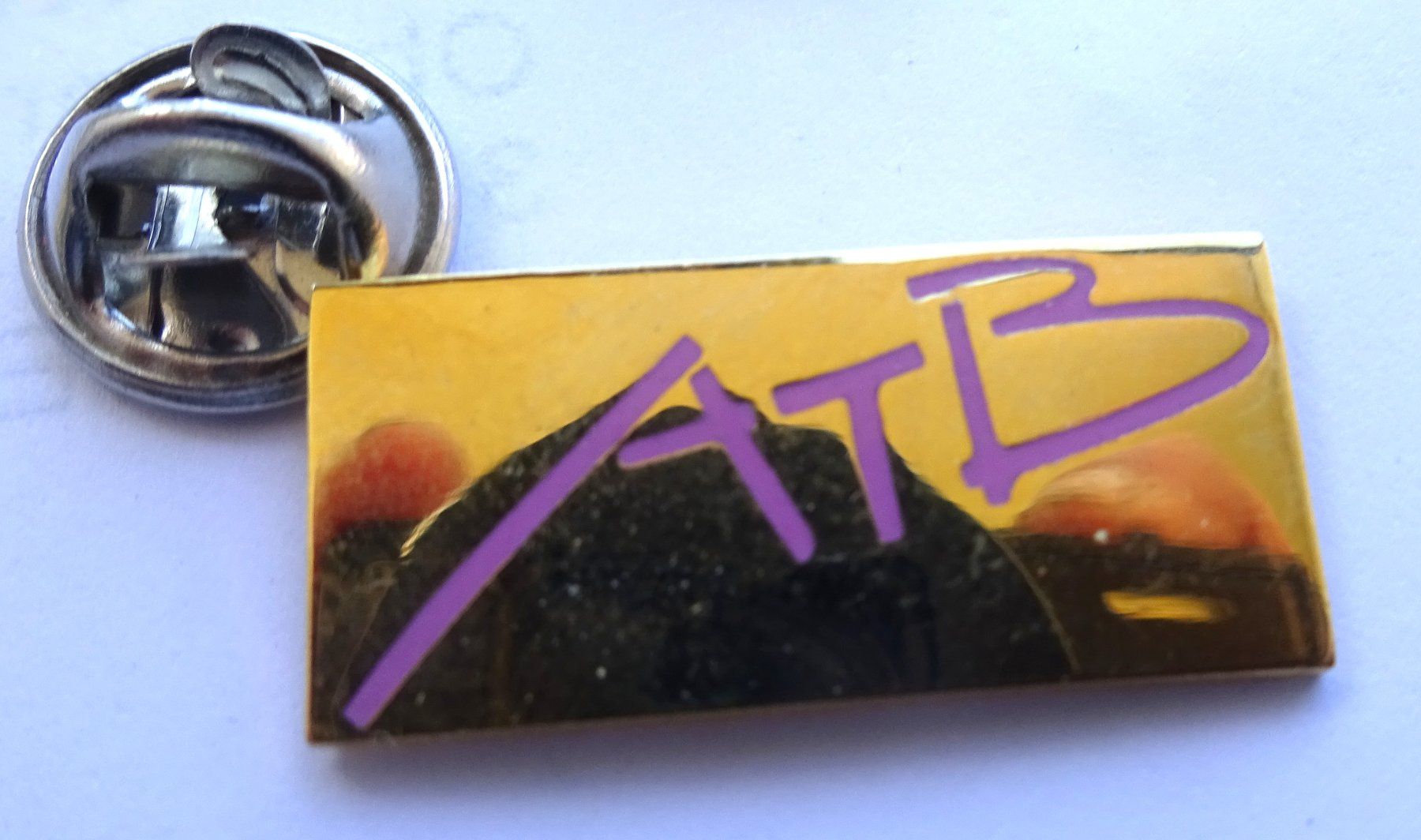 Plaketten & Abzeichen: Pin A T B  goldfarbig – Gebraucht aus Utzenstorf von BUtter81