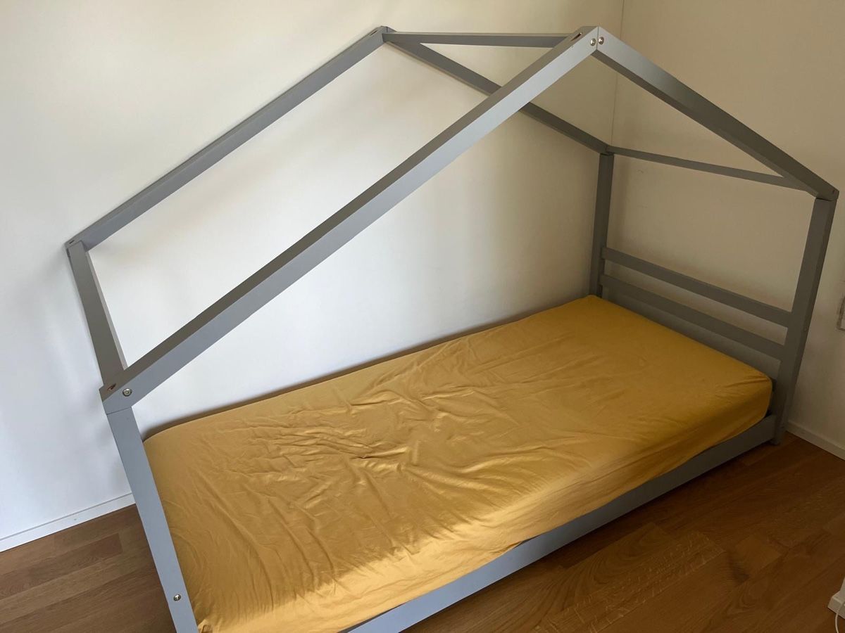 Letti: Low Montessori house bed, solid wood  – Usato da Zürich venduto da Ioana.b 1