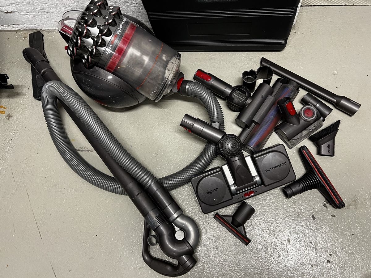 Dyson Staubsauger & Zubehör: Dyson Staubsauger – Gebraucht aus Ittigen von car_9r2m