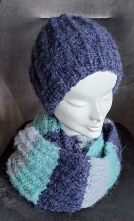 Handgestrickter Loop mit Mütze_14