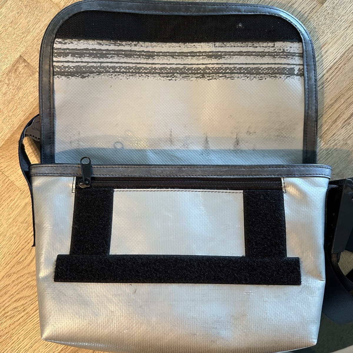 Freitag Sacs: Freitag Hawaii Umhängetasche, silber – Neuf (Voir description) à Gelterkinden par basilbaet. 2