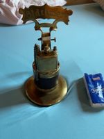 Vintage Tischfeuerzeug „Oldtimer“ mit Zigarettenhalter –