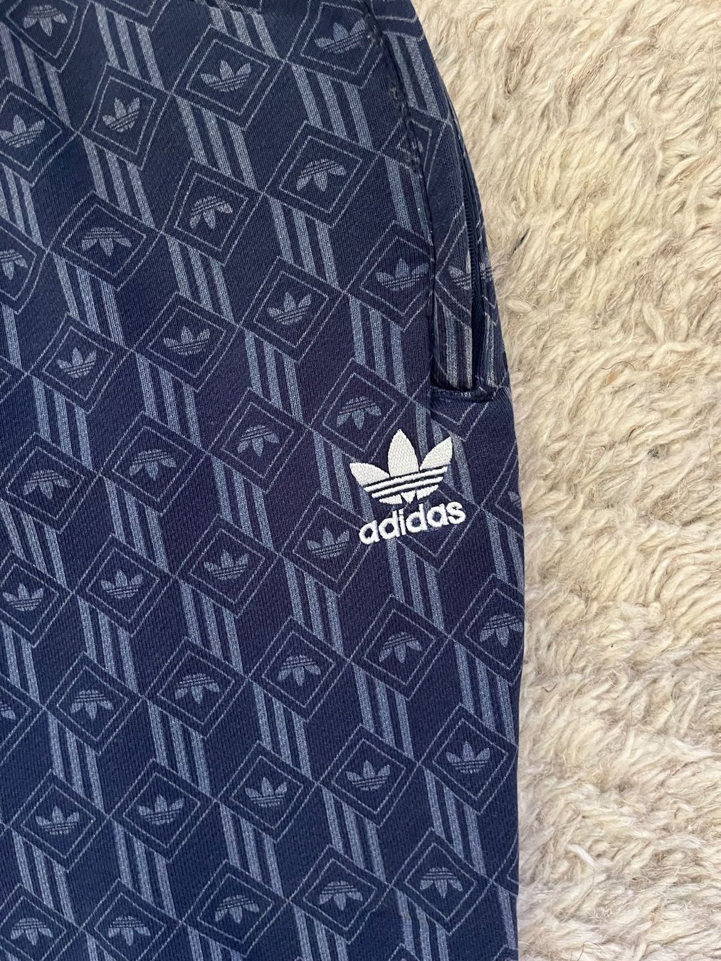 Canottiere & Pantaloni: Adidas Joggers all over print – Usato da Utzenstorf venduto da Ismaele 1