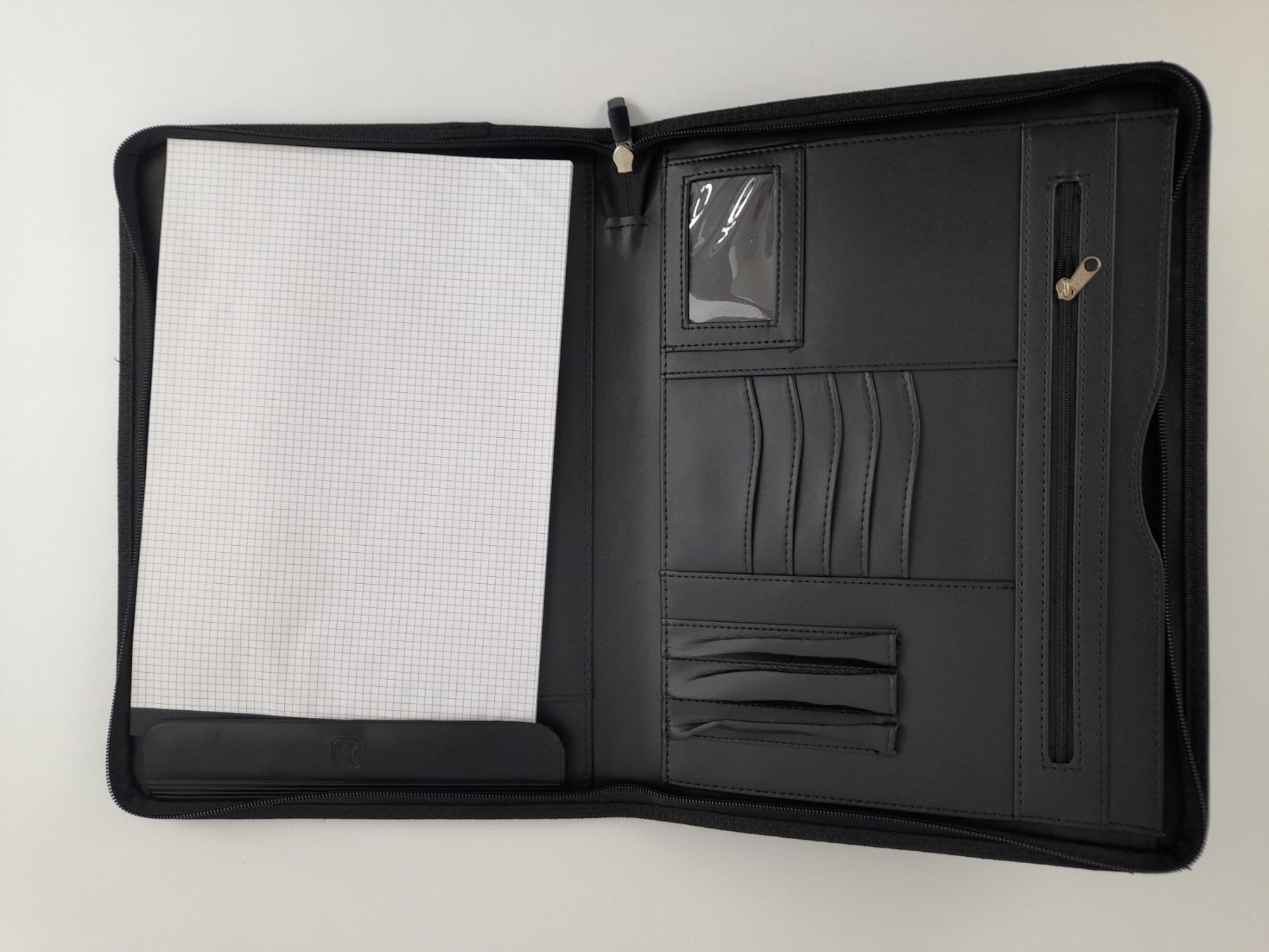 Valises & Sacs: NOVIDARTE Konferenzmappe Halfmoon A4 – Neuf avec emballage d'origine à Liebefeld par Restwert_Liebefeld