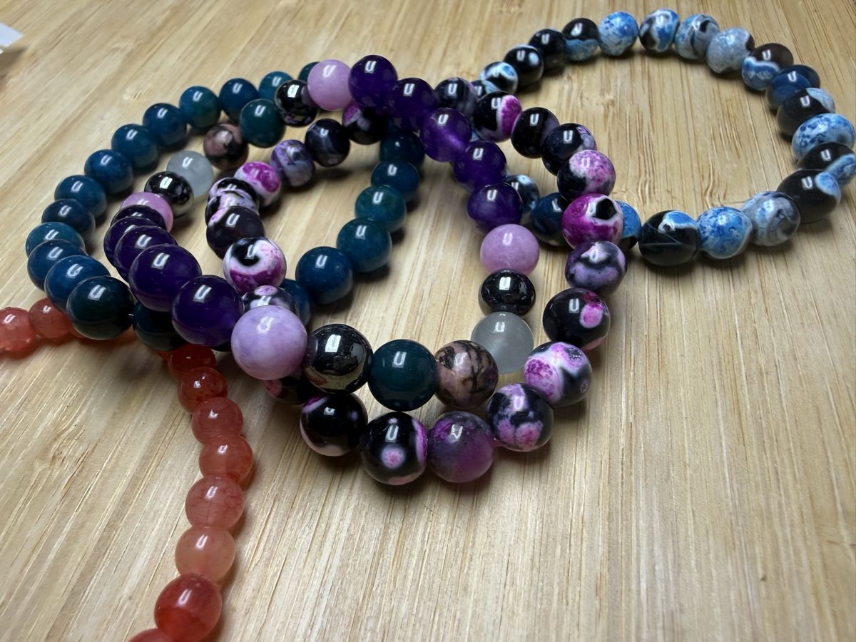Bracciali & Braccialetti: Set von 5 elastischen Edelstein Armbändern NEU – Nuovo e nell'imballaggio originale da Wald ZH venduto da Carloiten 2