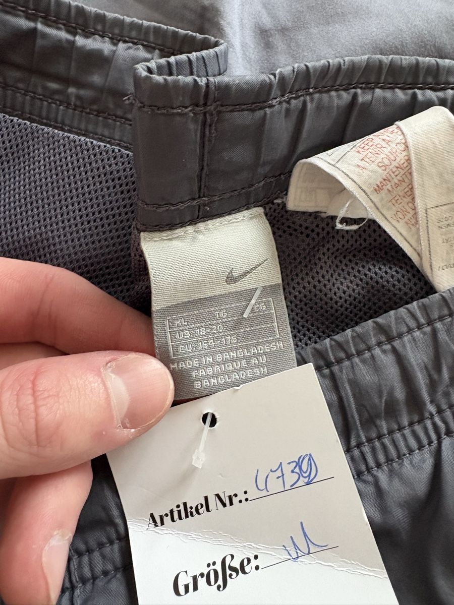 Nike Pantaloni: Nike vintage Trackpants size S/M – Usato da Zürich venduto da _zh_sellz 3