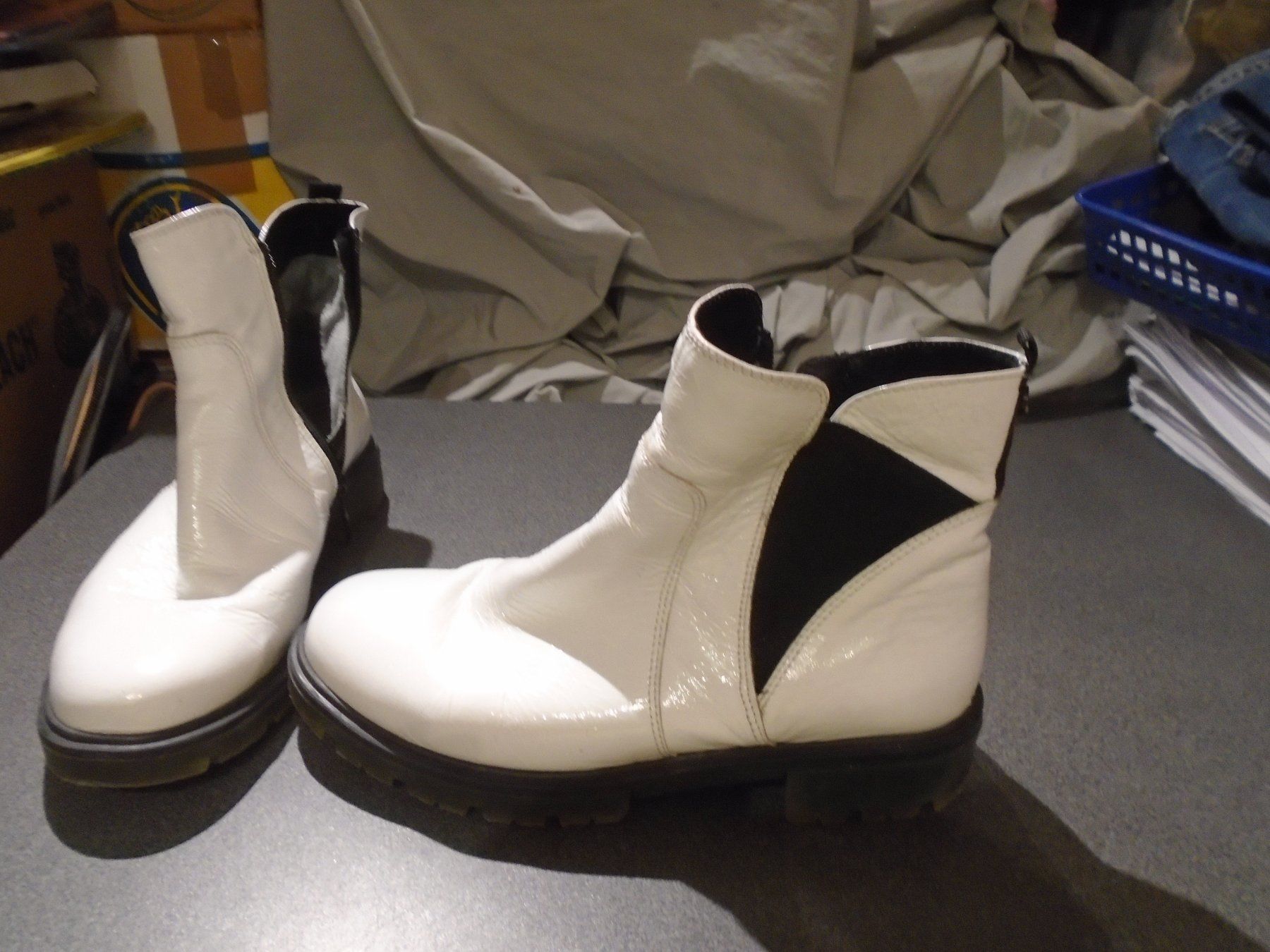 Damenschuhe: Stiefeletten Grösse 37, Caprice, weiss/schwarzer Einsatz – Gebraucht aus Zürich von abraxas1291 1