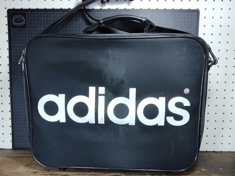 Wunderschone alte grosse ADIDAS Tasche Kaufen auf Ricardo