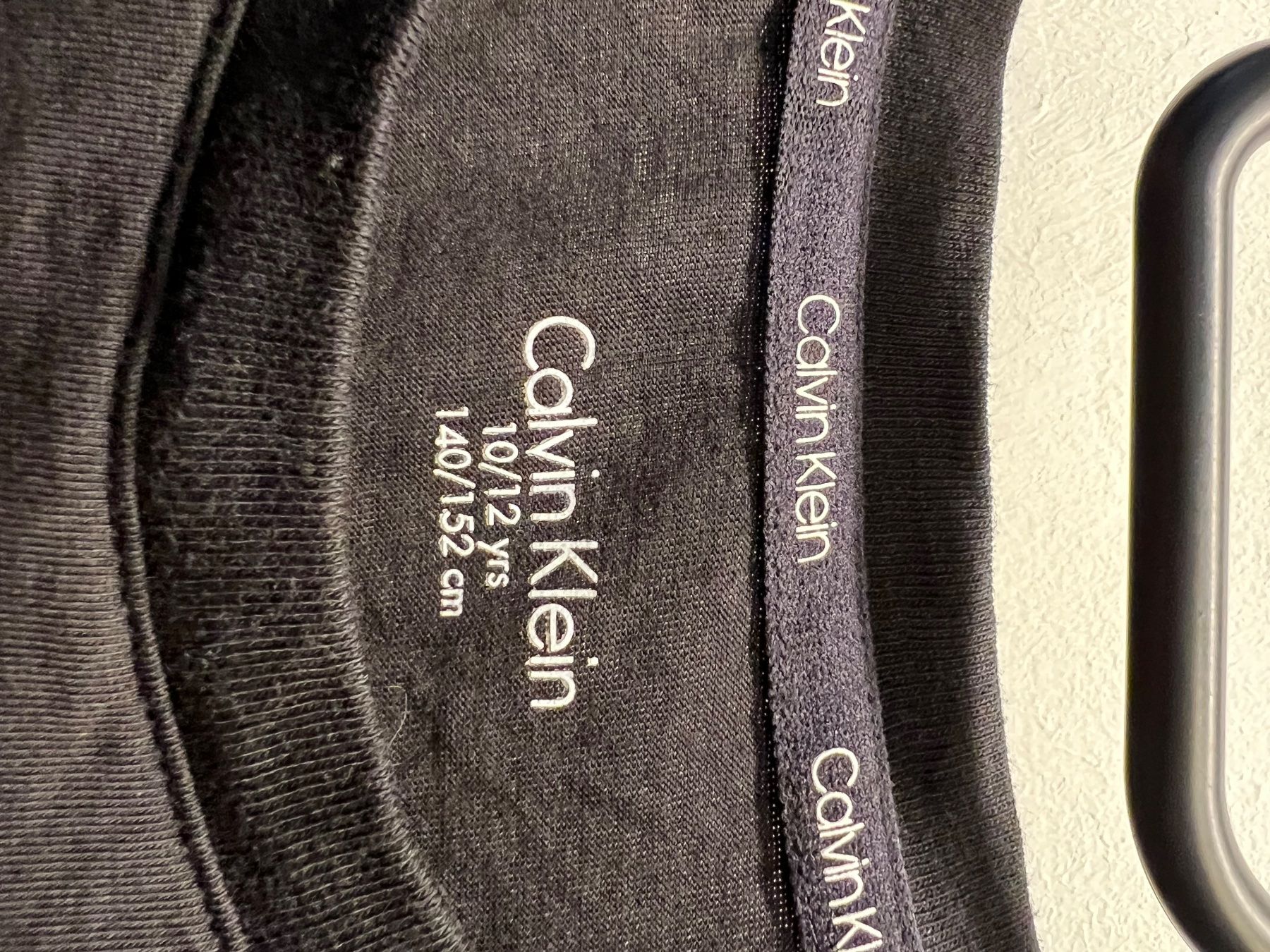 Calvin Klein Hemden, T-Shirts & Polos: Calvin Klein T-Shirt Kinder – Gebraucht aus Schlieren von svenbaettig 1