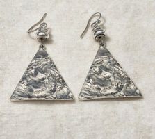 Orecchini triangolari argento superficie ruvida Nuovi