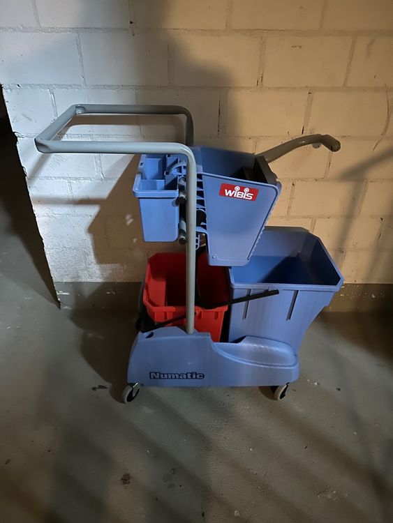 Ein professioneller Reinigungswagen erleichtert das Putzen & Reinigen von großen Flächen
