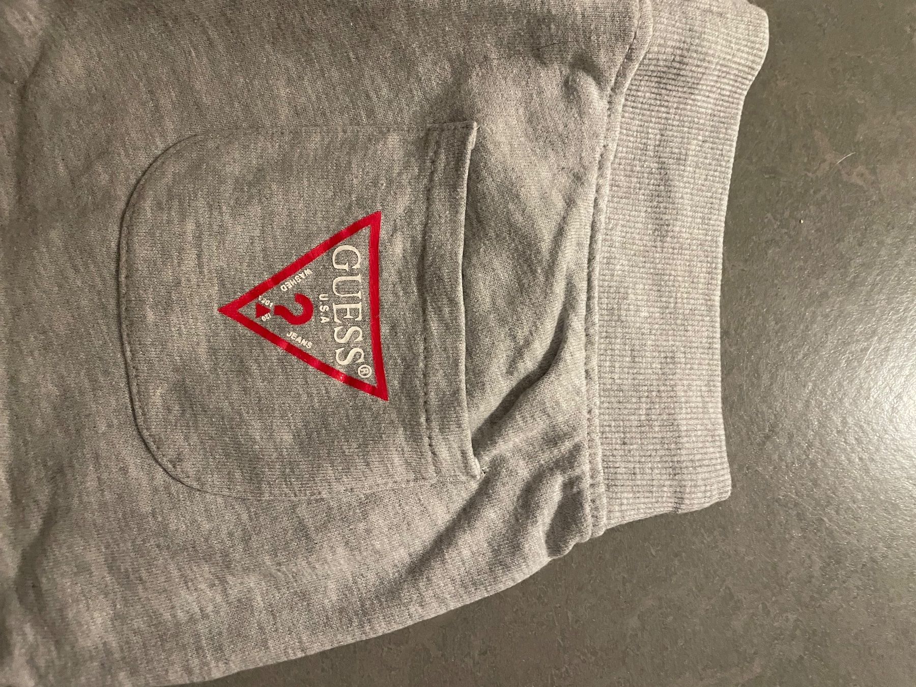 Guess Pantaloni: Guess kurze Hose – Usato da Zürich venduto da Ivona3 3