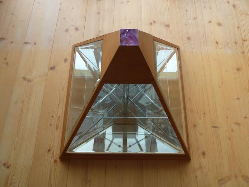 Vetrine: Vitrine in Pyramidenform mit Kristall Amethyst Spitze – Usato da Frauenfeld venduto da mwb_77c9 4