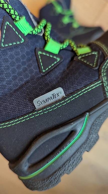 Scarpe per ragazzi: Winterschuhe Gr. 24 – Usato da Seuzach venduto da louisa. 1