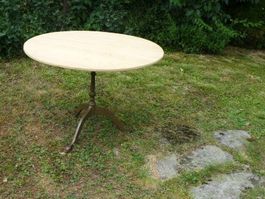 antiker runder Beizentisch mit Gussbein