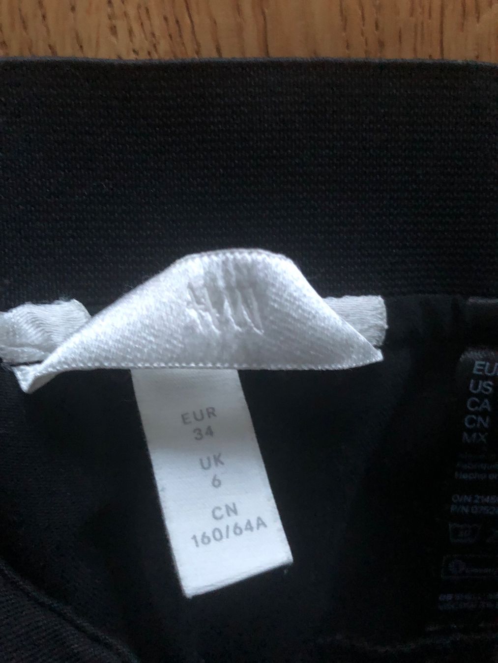 H&M Pantaloni: STOFFHOSE H&M 34 schwarz – Usato da Wattwil venduto da jopara 1