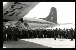 2 Fotografien Flugzeug Douglas DC-6, Ken