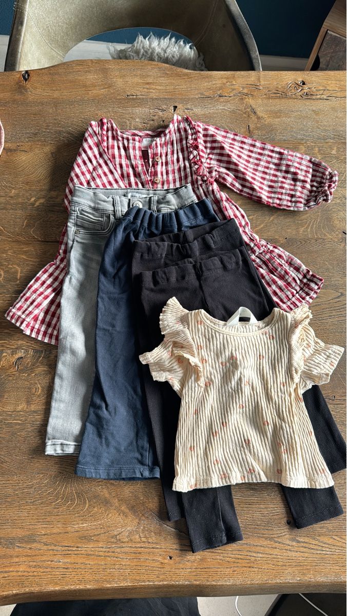 Lotti & Set di vestiti: Kleiderpaket Mädchen verschiedene Teile  – Usato da Zug venduto da sil_82fx