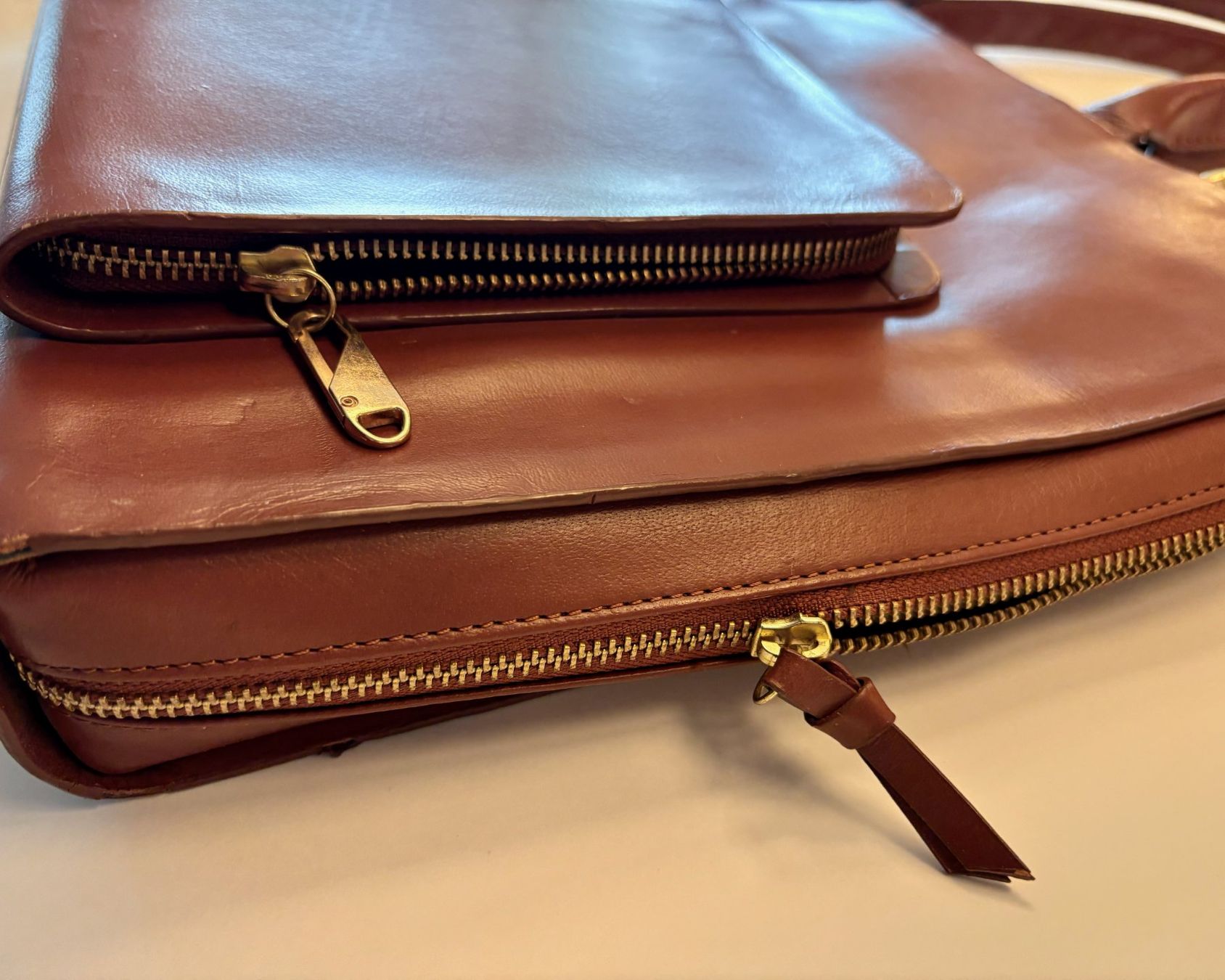 Taschen: 16" Laptoptasche Echtleder von ROYAL REPUBLIQ – Gebraucht aus Birmensdorf ZH von CAS-ZRH 3
