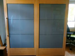 Grosser Schrank mit Glaschiebetüren