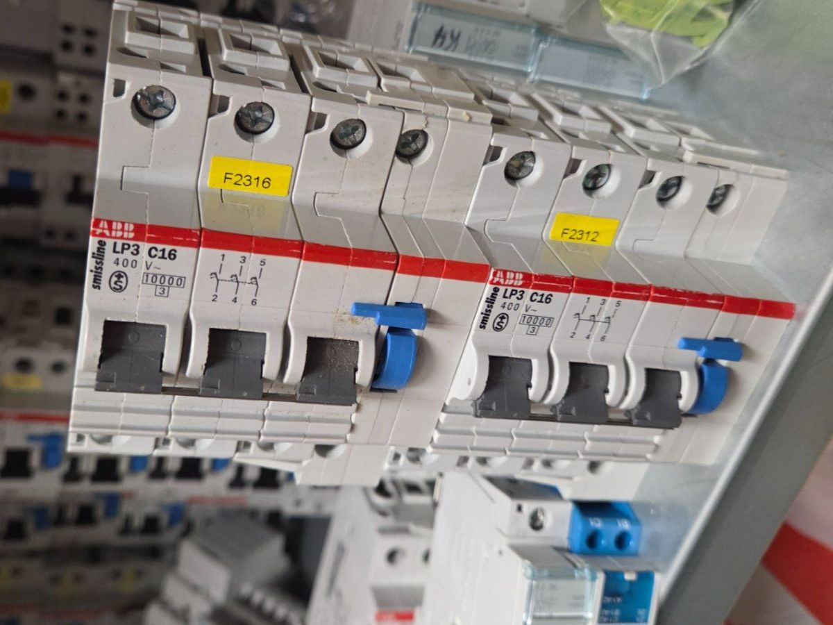 ABB Interrupteurs: ABB LP3 C16 LS-Schalter LS 16a SMISSLINE – D'occasion à Zürich par eymen20 8