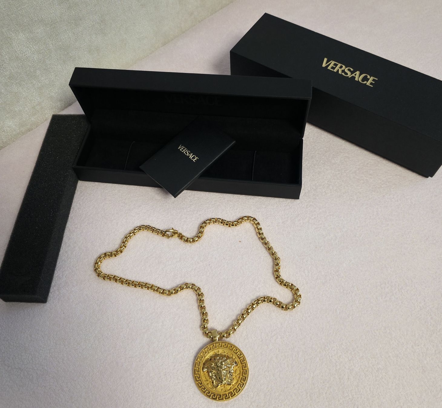Versace Ketten: Goldene Versace Halskette Medusakopf – Gebraucht aus Amriswil von newschweiz