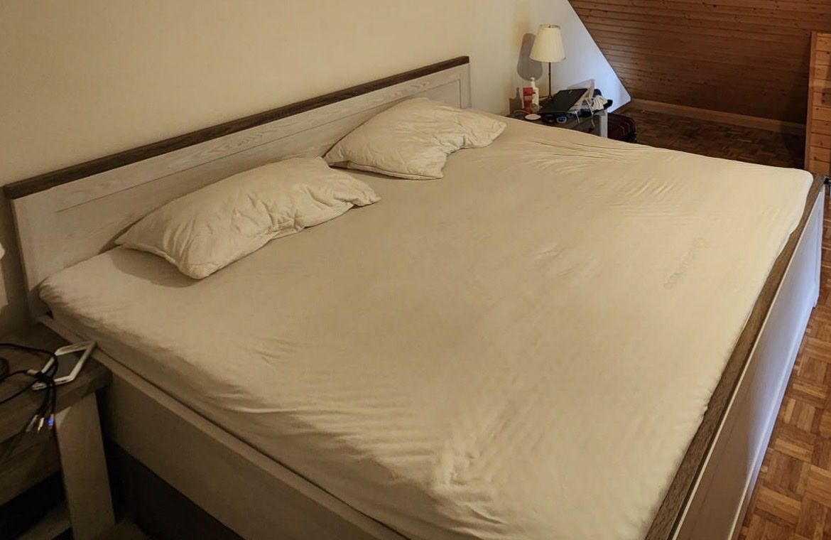 Lits: Free - King size bed + bedside tables and 2 single mattresse – D'occasion à Zollikerberg par liliansperandio 1