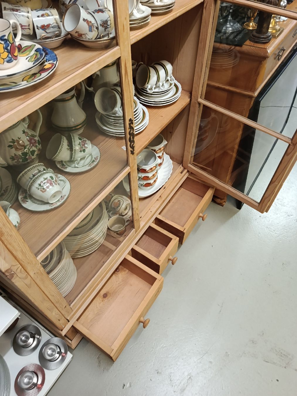 Vitrinen: Holzvitrine mit Glastüren – Gebraucht aus Zürich von Sternnall 3
