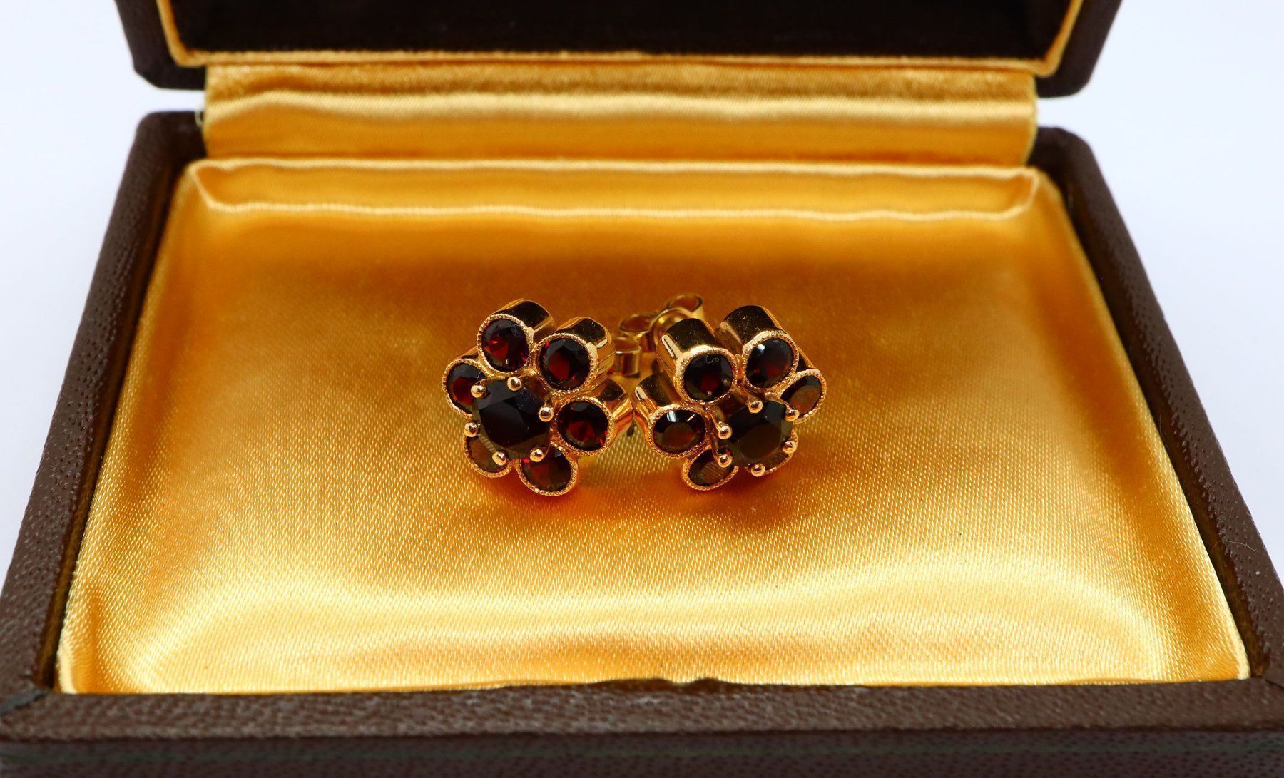 Ohrringe & -stecker: Ohrstecker in Gold mit Granaten – Gebraucht aus Dürnten von schmucklicher