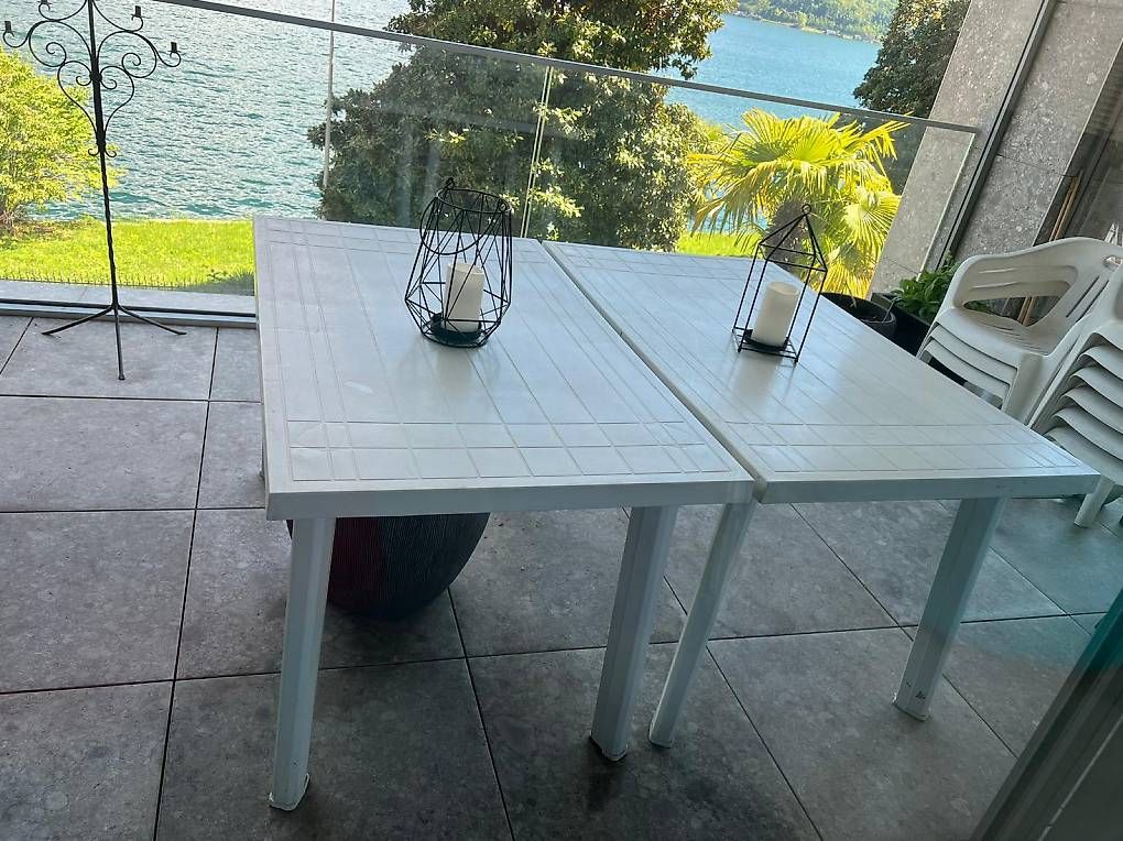 Sedie: 2 Joinable Outdoor Tables + 8 Plastic Chairs – Usato da Melide venduto da cla_g5fs