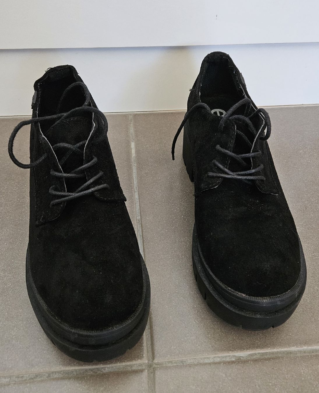 Scarpe da donna: Derbies noires en 39 – Usato da Vevey venduto da Macca 1