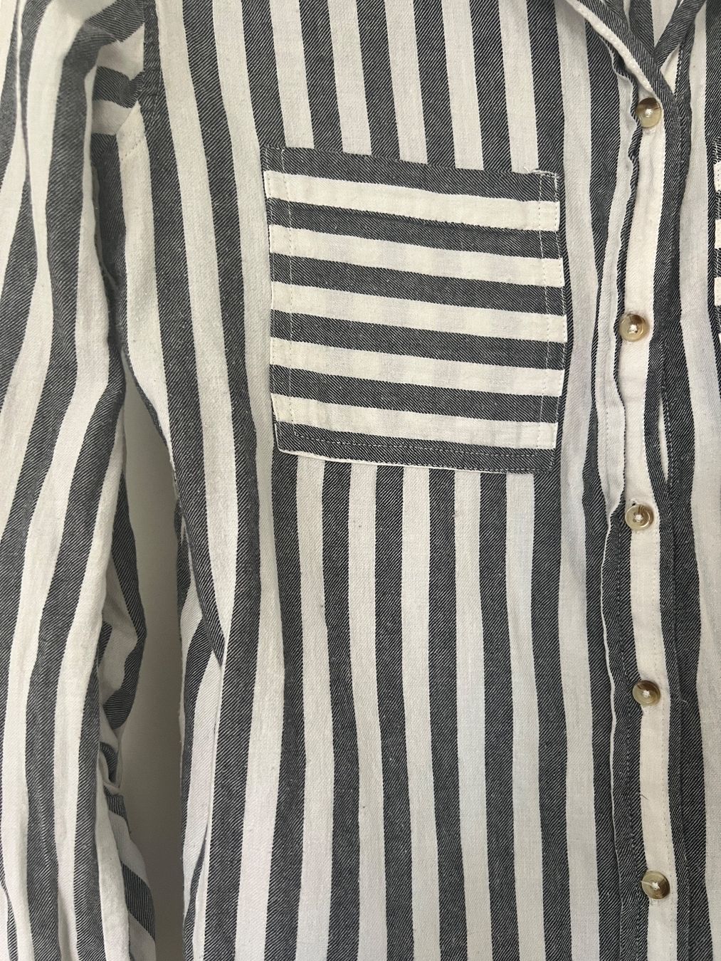Blusen: Grau/weiss gestreifes Hemd, Grösse 34 – Gebraucht aus Neuenhof von UrbanBags 1
