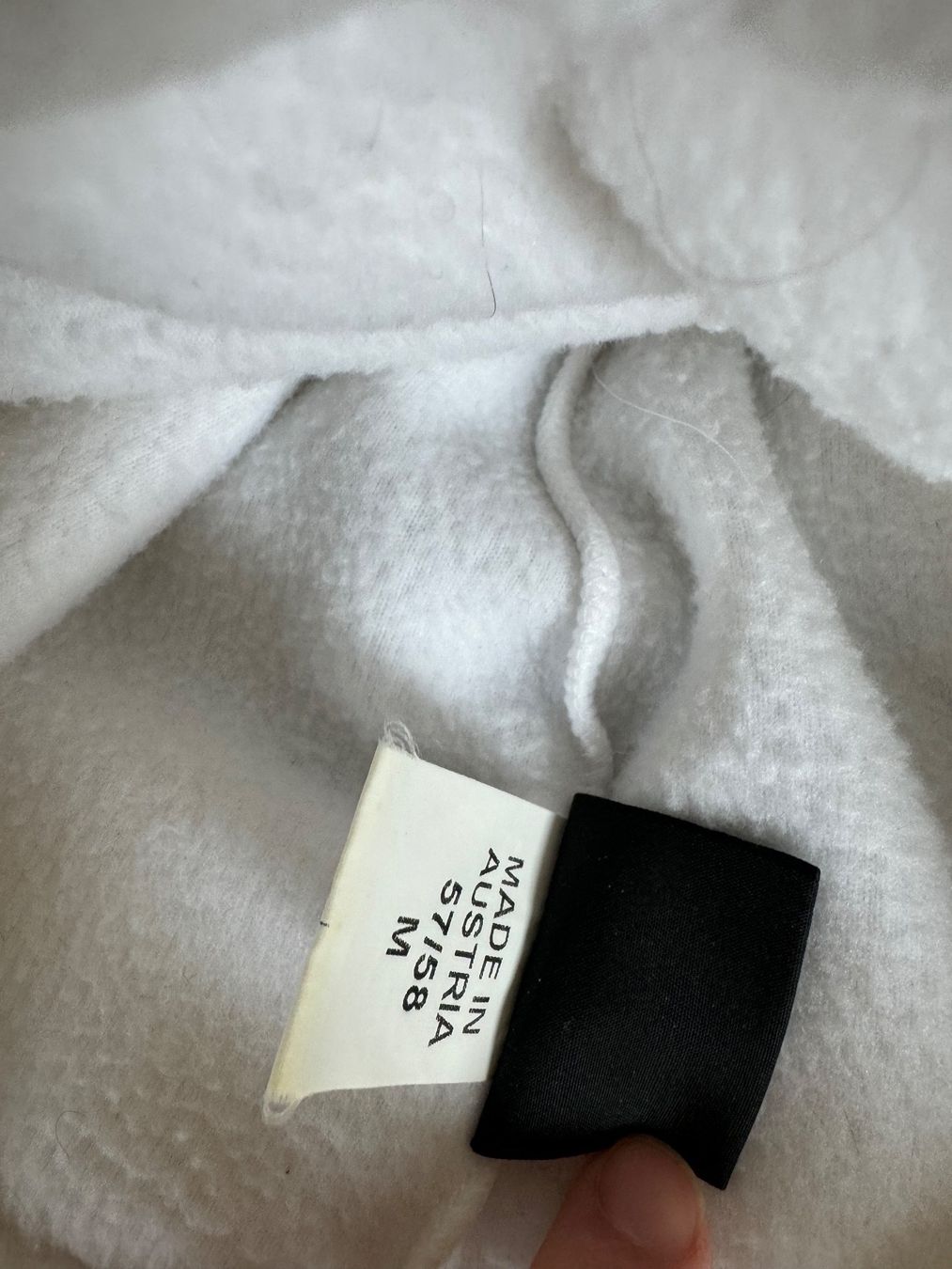 Bogner Copricapi, berretti & cappellini: Vintage Bogner Mütze Weiss – Usato da Trélex venduto da stripedthrift 3